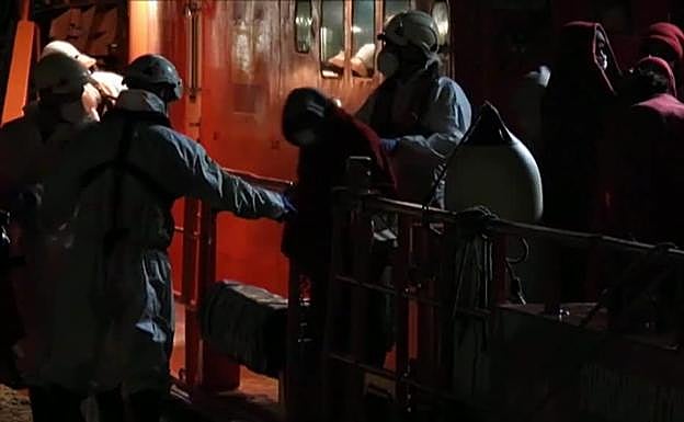 Llevan a Gran Canaria a 141 migrantes de dos barcazas